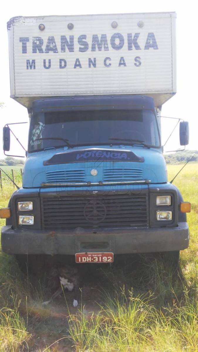 Um caminhão Mercedes-Benz L-1113, com baú, placa IDH3192, cor azul, ano 1975. Depositário Mercado Leilões.
