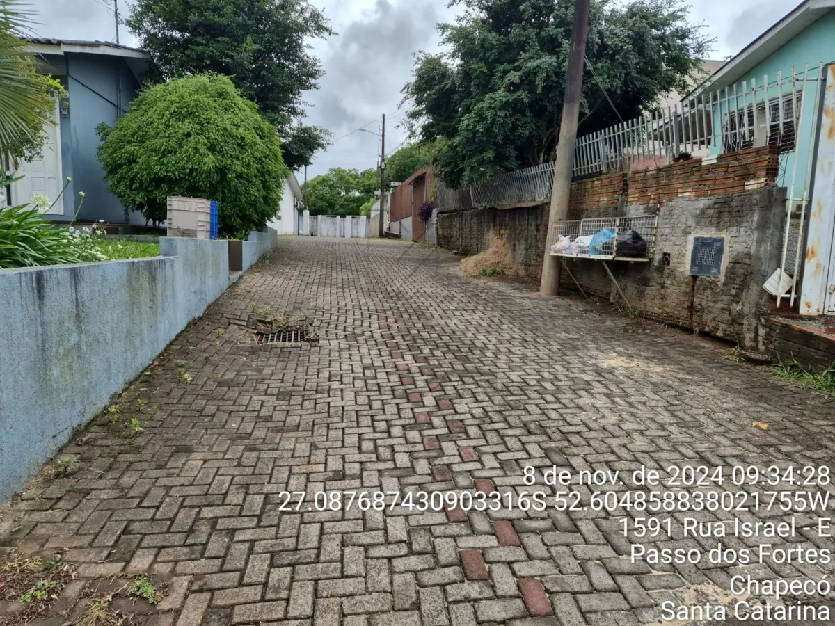 Área de terras sitas no Bairro Passo dos Fortes, na cidade de Chapecó/SC, considerado como terreno suburbano, com a área de 6.050m², confrontando em conjuntos: ao Norte, com terrenos de Demetrio Loss, José Vacari e um lageado; ao Sul, com terrenos da Empresa Bertaso e ruas sem denominação; ao Leste,com terrenos de Fidelis Piva; ao Oeste, com terrenos de Aquiles Biffi.