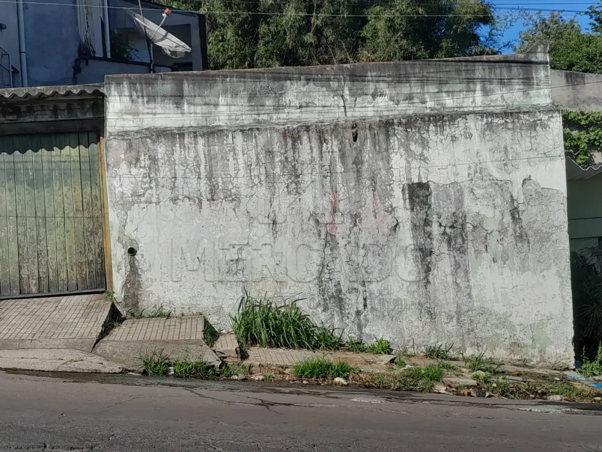 LOTE 009 - Um terreno, situado na Rua João Manoel, medindo 7,00m de frente para a referida rua, pelo lado esquerdo medindo 12,00m, seguido de uma saliência de 2,00m, continuando em direção ao fundo com uma linha inclinada de 27,70m, fazendo uma nova inclinação de de mais de 7,00m, finalizando com outra linha reta de 9,50m, lindando com os lotes 13, 38, 10, 08, 07, 46 e 05, pelo lado direito mede 46,50, seguido de uma saliência de 15,00m, seguindo de uma linha reta em direção ao fundo de 2,00m, lindando com os lotes 34 e 35, na face dos fundos mede 30,00m e linda com os lotes 06, 09 e 14, perfazendo a área total de 654,36m². Inscrito sob a matrícula nº 34.914 do CRI de Santana do Livramento.