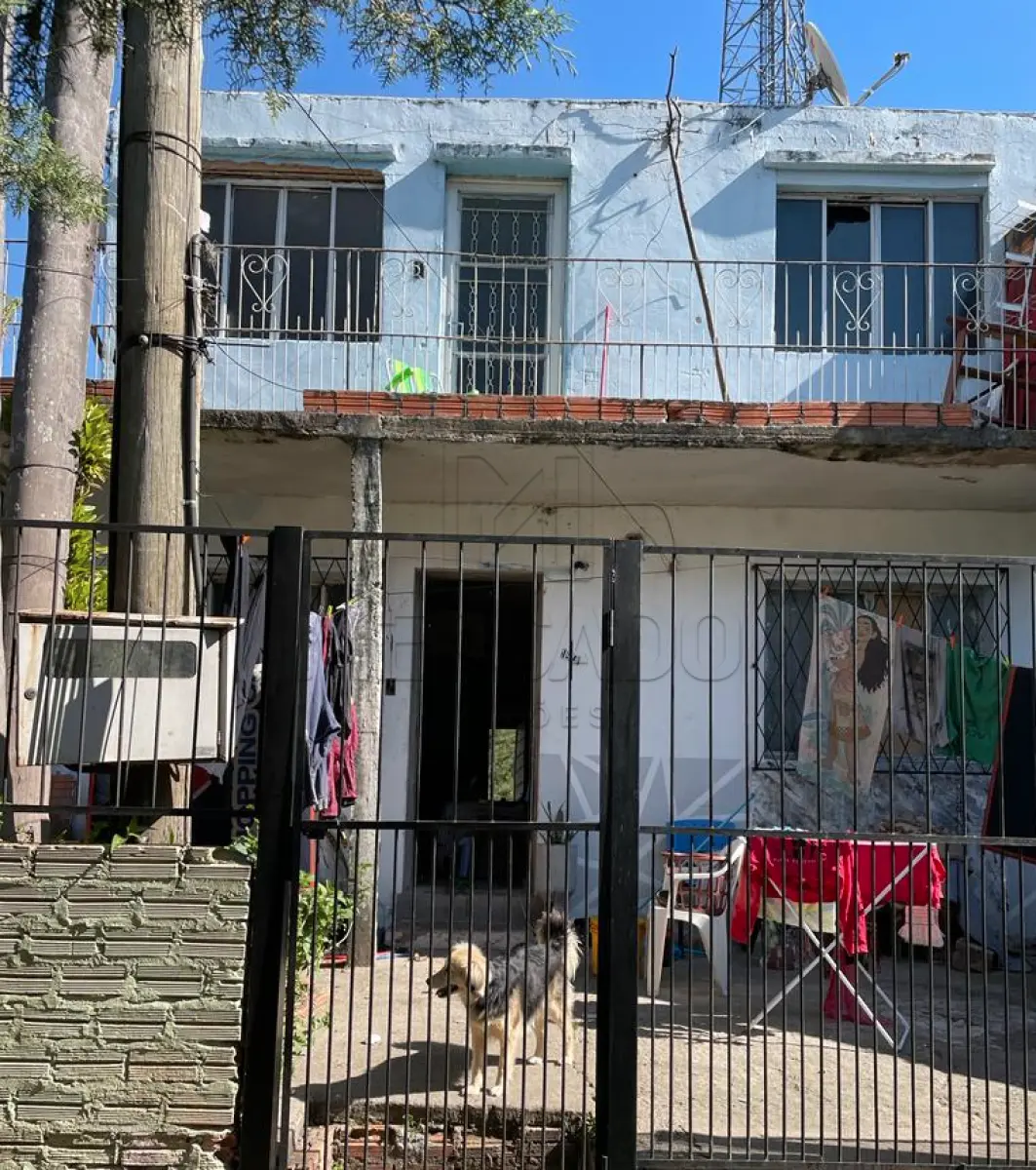 LOTE 001 - IMÓVEL URBANO composto de um terreno, situado na Rua Vasco Alves, nº 1531, medindo 396m² e um prédio de alvenaria. Conforme laudo de avaliação, constam no terreno mais três construções não averbadas na matrícula, sendo duas casas e um centro religioso.