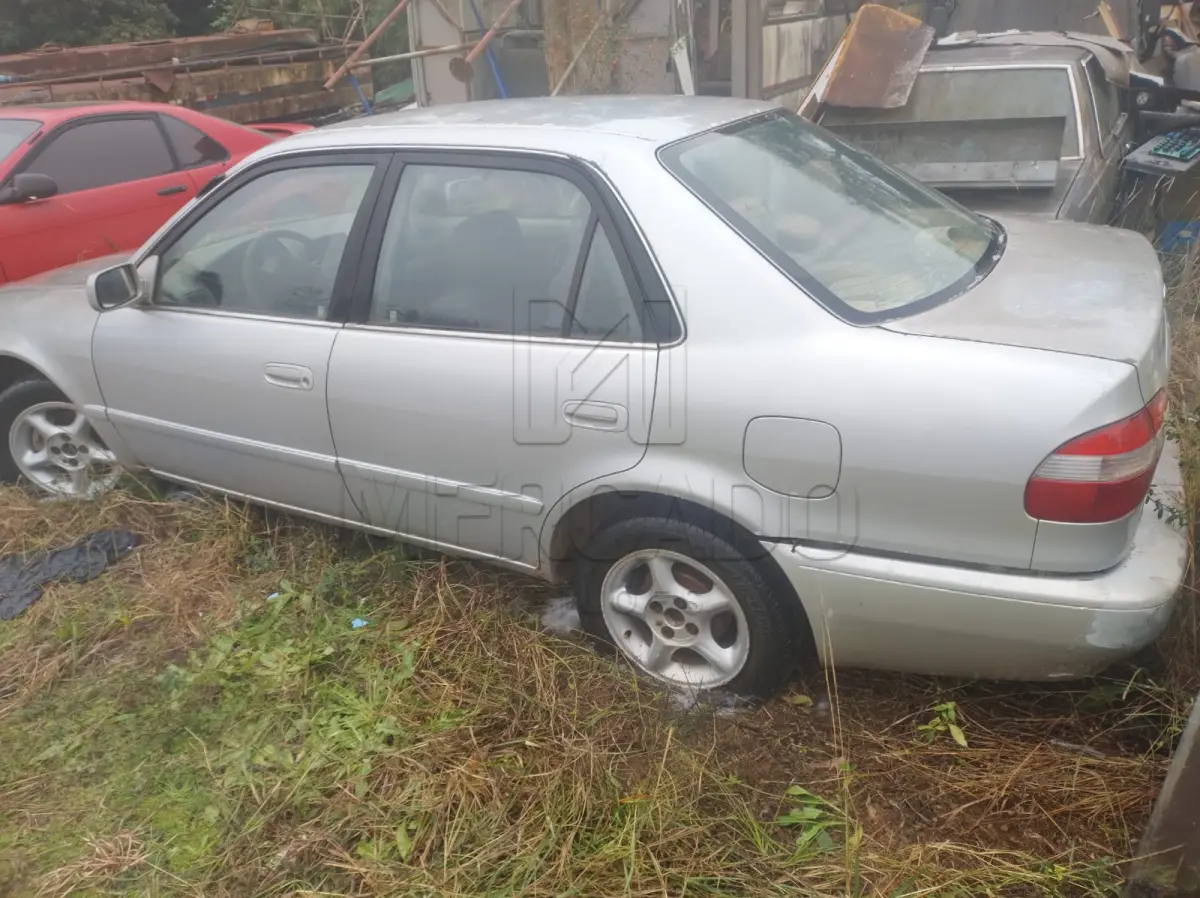 Um automóvel TOYOTA/COROLLA XEI, cor prata, placa DED5844, RENAVAM 763885800, ano/modelo 2001, chassi nº 9BR53AEB215531919.