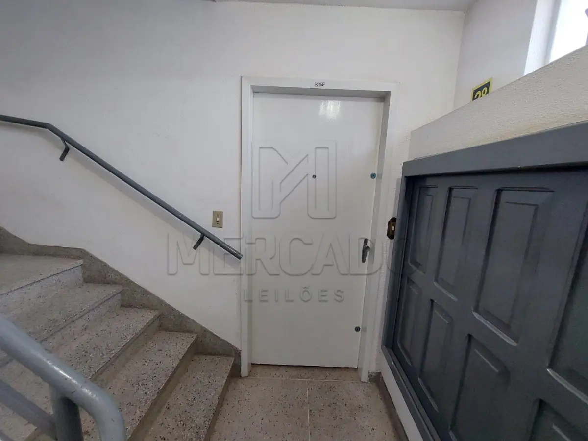 LOTE 001 - Apartamento nº 204, situado no segundo pavimento do Bloco B do Conjunto Residencial Rui Barbosa, localizado na Rua Fernandes Vieira, nº 81, zona urbana de Santa Maria/RS