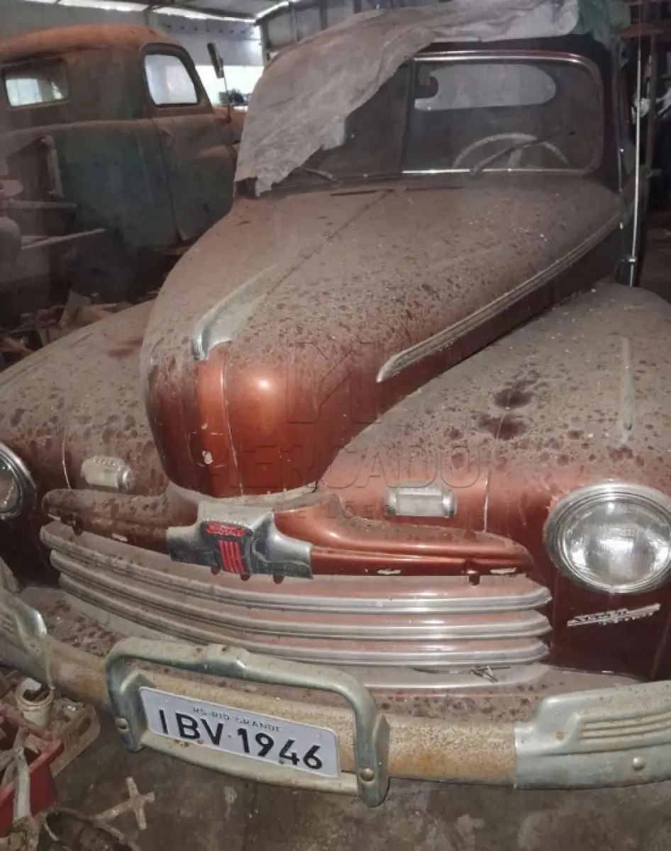 LOTE 001 - Um veículo MP/FORD Coupê ano 1946, PLACAS IBV1946, cor predominante vermelho/bordô. RENAVAM: 00583441289 CHASSI:799A1441680.