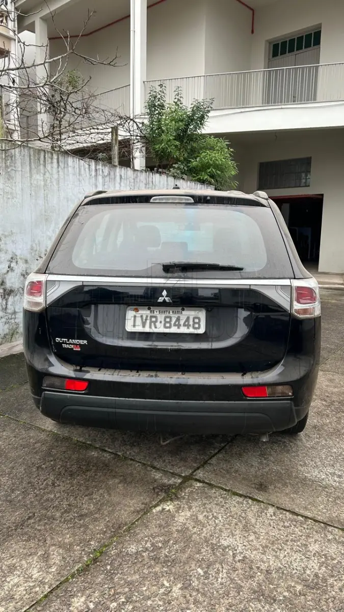 LOTE 002 - UM VEÍCULO I/MMC OUTLANDER 2.0, cor preta, ano/modelo 2014/2014, placas IVR8448, com amassado na lateral e na porta traseira e direita, riscado na tampa traseira, amassado na parte frontal do lado direito, próximo ao farolete, sinaleira traseira lado esquerdo trincado, e para choque traseiro do lado esquerdo esfolado, pneus gastos, estofamento em bom estado.