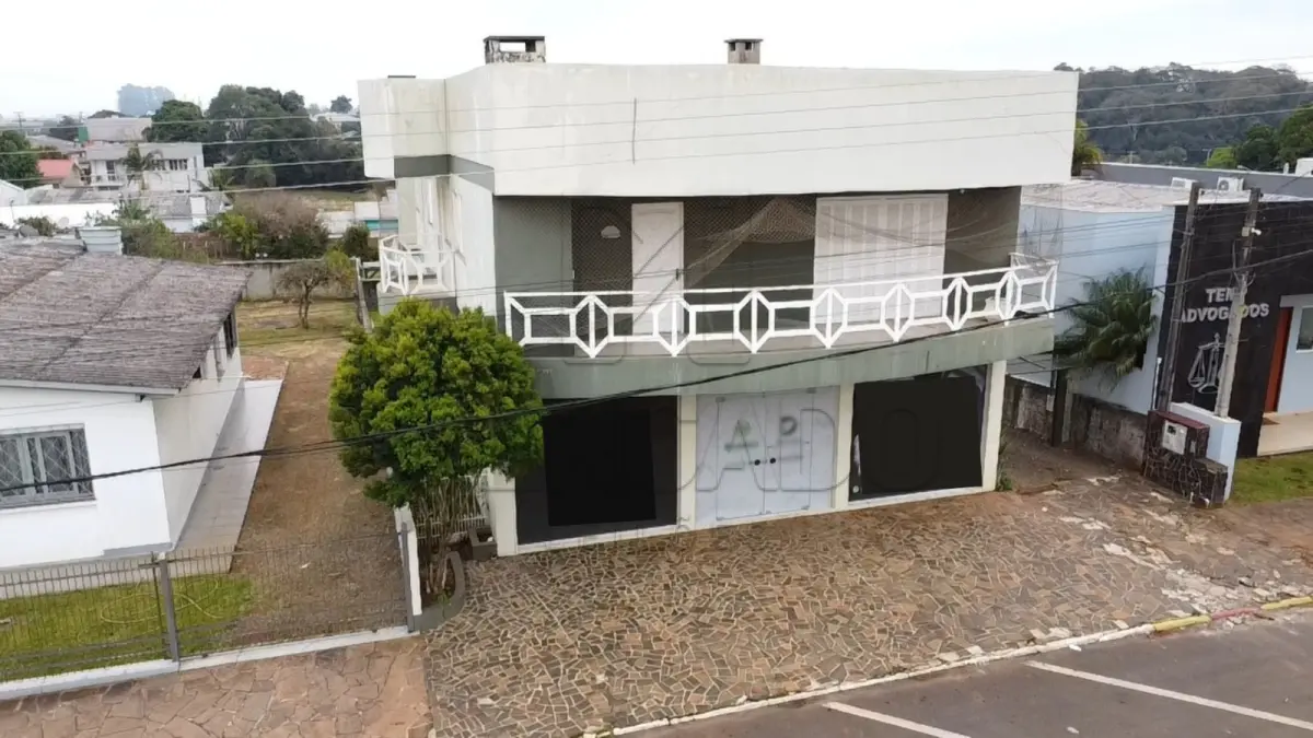 LOTE 001 - Imóvel composto por um prédio comercial e residencial com total de 369,87 m² (sendo 97m² de area comercial e 272,87 m² de área residencial). A área residencial conta com 3 quartos (sendo uma suíte) e mais um banheiro social, uma sala de estar, cozinha e lavanderia, uma sacada em toda extensão da frente e outra na parte de tras, e mais uma sacada na área da lavanderia. E seu respectivo terreno, medindo 514,50m² situado na Rua Padre Paulo Bortoline, nº 83, na cidade de Fortaleza dos Valos. Inscrito sob a matrícula nº 34.095 do CRI de Cruz Alta/RS.