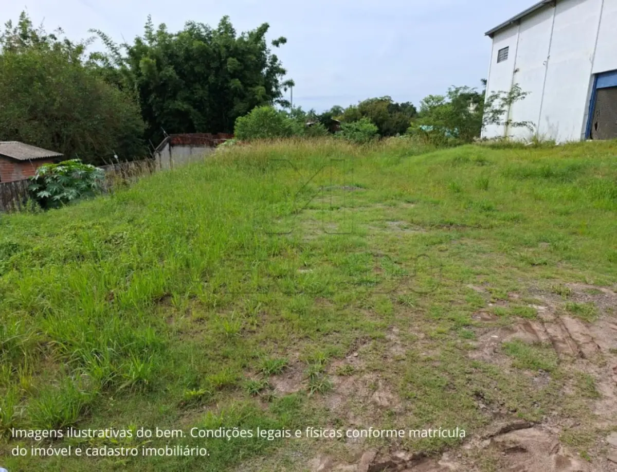 LOTE 001 - Um terreno medindo 21,8m de frente; 18m de fundos e 40m de comprimento, situado conforme laudo de avaliação com frente para a Travessa João Moresco, nº 194, no quarteirão formado pela Travessa João Moresco, Avenida Osvaldo Cruz, Travessa David, Travessa Julio dos Santos e Avenida Prefeito Evandro Behr. Em vistoria no local, foi constatada a existência de pilares em alvenaria (concreto) indicando a estrutura de uma garagem, com poucos tijolos levantados na parte superior, localizado no lado esquerdo e fundos do terreno, junto ao muro da construção do terreno vizinho, com aproximadamente 761m². Inscrito sob a matrícula nº 61.597 do CRI de Santa Maria/RS.