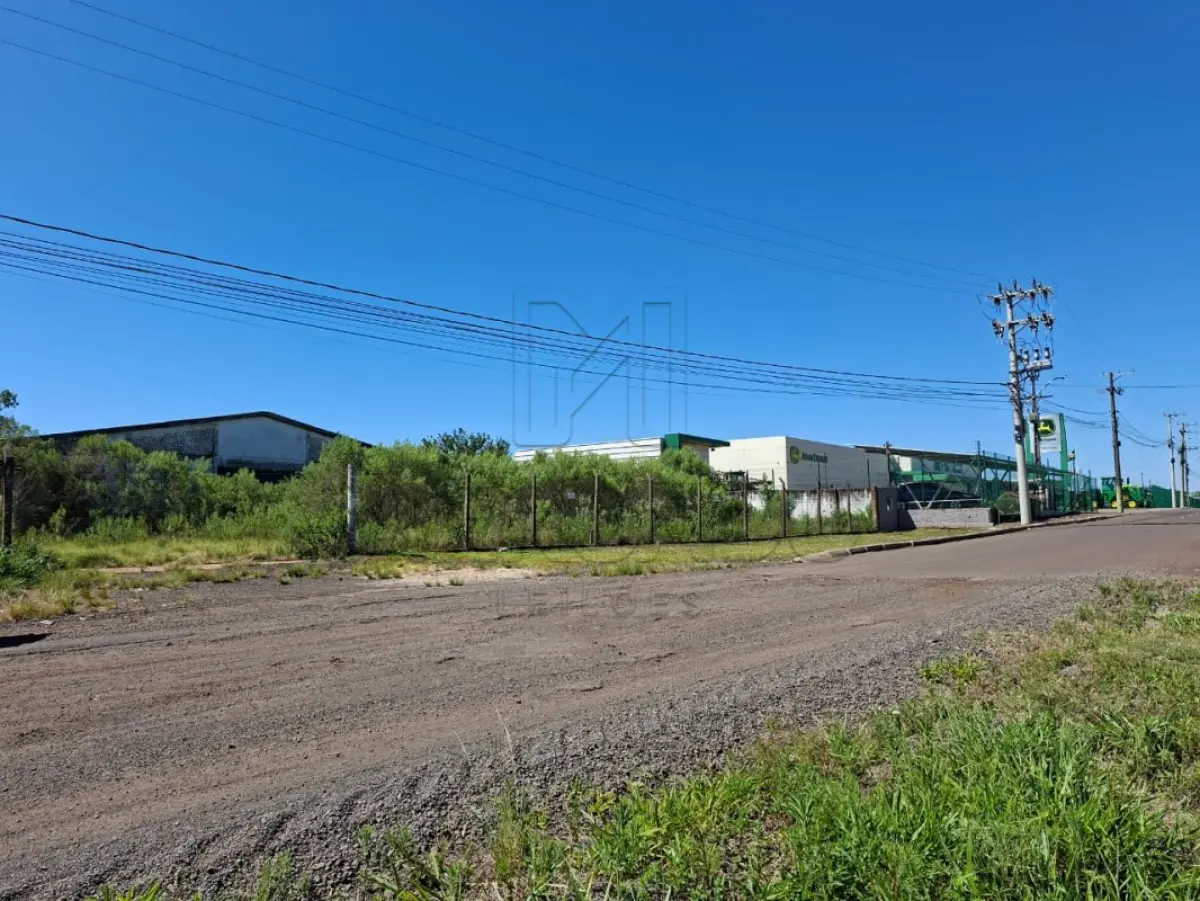 LOTE 001 - UM TERRENO, com formato irregular, situado na BR 158, perímetro urbano da cidade de Cruz Alta/RS, com área superficial de 9.555,956m². Conforme AV-10, foi edificado um prédio de alvenaria com área construída de 907,48m². Inscrito sob a matrícula nº 39.348 do CRI de Cruz Alta/RS.