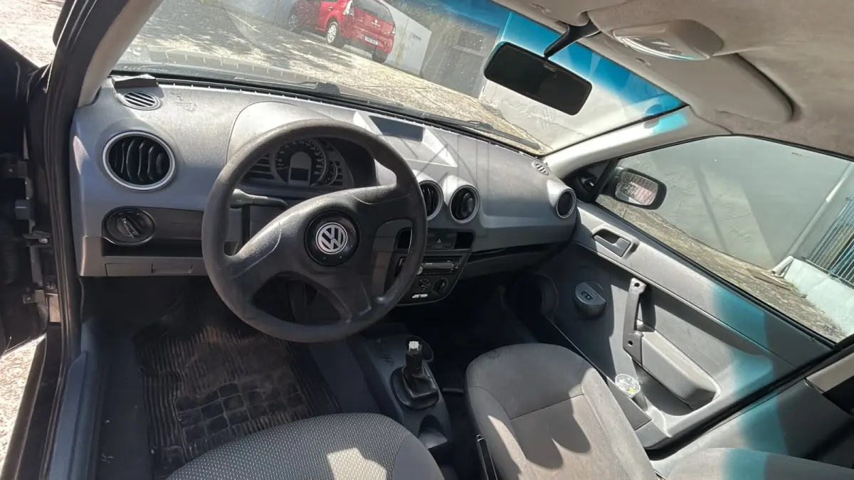 LOTE 001 - Um veículo Volkswagem Saveiro 1.6, ano/modelo 2007/2008, cor preta, placas IOJ6J88, com características especiais