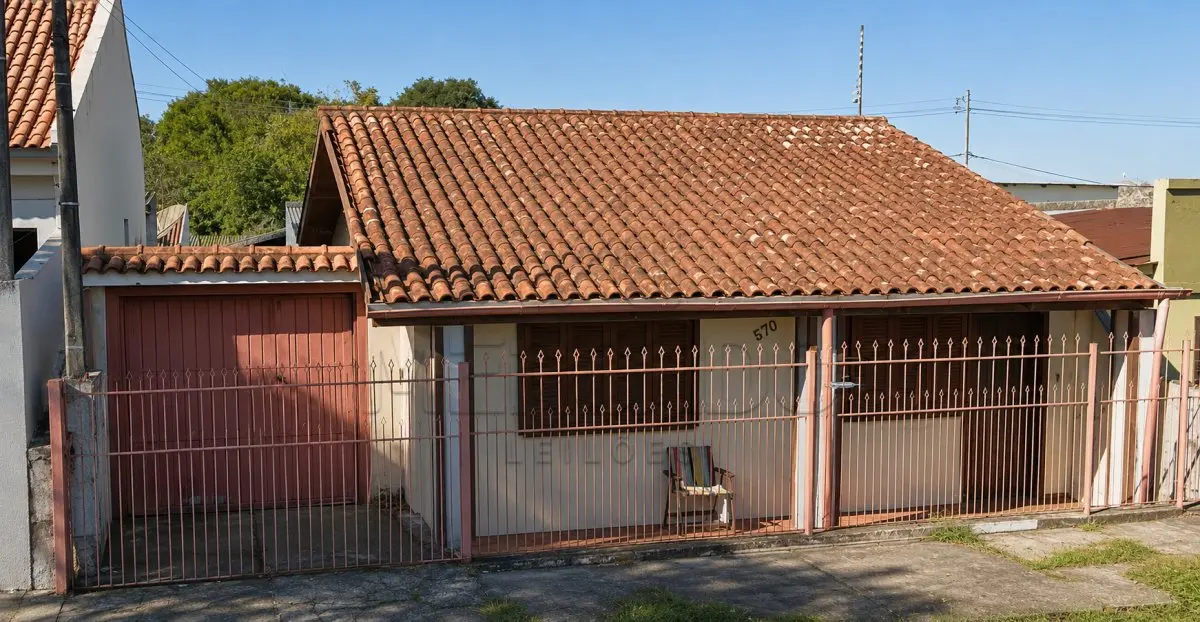 LOTE 001 - Uma casa medindo 69,21m² e seu respectivo terreno com área de 170m², medindo 10m de frente para a Rua Nossa Senhora do Rosário, nº 570. Inscrito sob a matrícula nº 4.456 do CRI de Rosário do Sul/RS