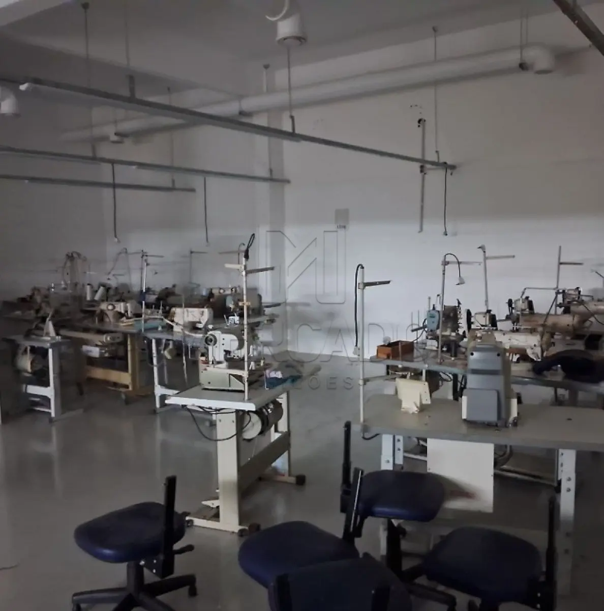 LOTE 001 - Imóvel da matrícula 24.401 do Ofício de Registro de Imóveis de Guaporé-RS, que se constitui em um terreno com área total de 1.407,50m² (um mil, quatrocentos e sete metros e cinquenta decímetros quadrados) e conforme AV.4 da referida matrícula com uma edificação industrial em alvenaria, composta por 04 (quatro) pavimentos, com área total construída de 1.382,12m (um mil, trezentos e oitenta e dois metros e doze decímetros quadrados), que foi sede da reclamada , localizada na Rua Pinheiro Machado, nº 330, Guaporé. Inscrito sob a matrícula nº 24.401 do CRI de Guaporé/RS