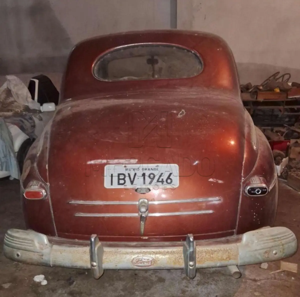 LOTE 001 - Um veículo MP/FORD Coupê ano 1946, PLACAS IBV1946, cor predominante vermelho/bordô. RENAVAM: 00583441289 CHASSI:799A1441680.