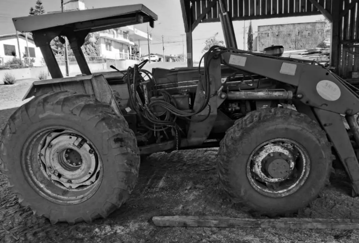 LOTE 001 - Um trator FORD modelo 7610, ano de fabricação 1994, cor azul, equipado com paleteira marca Tatu, em funcionamento, com motor reformado recentemente