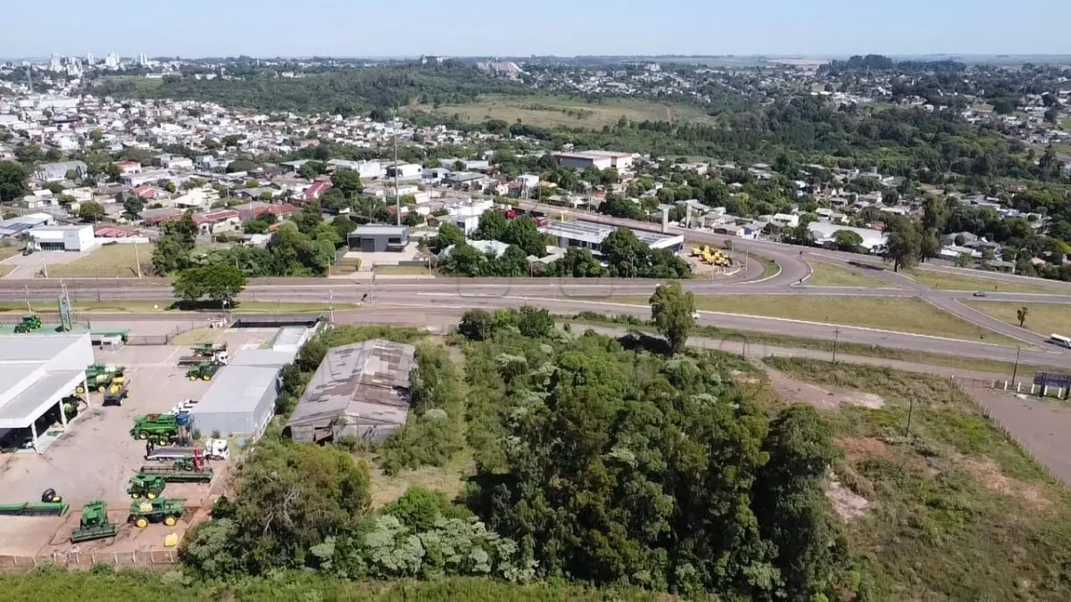 LOTE 001 - UM TERRENO, com formato irregular, situado na BR 158, perímetro urbano da cidade de Cruz Alta/RS, com área superficial de 9.555,956m². Conforme AV-10, foi edificado um prédio de alvenaria com área construída de 907,48m². Inscrito sob a matrícula nº 39.348 do CRI de Cruz Alta/RS.