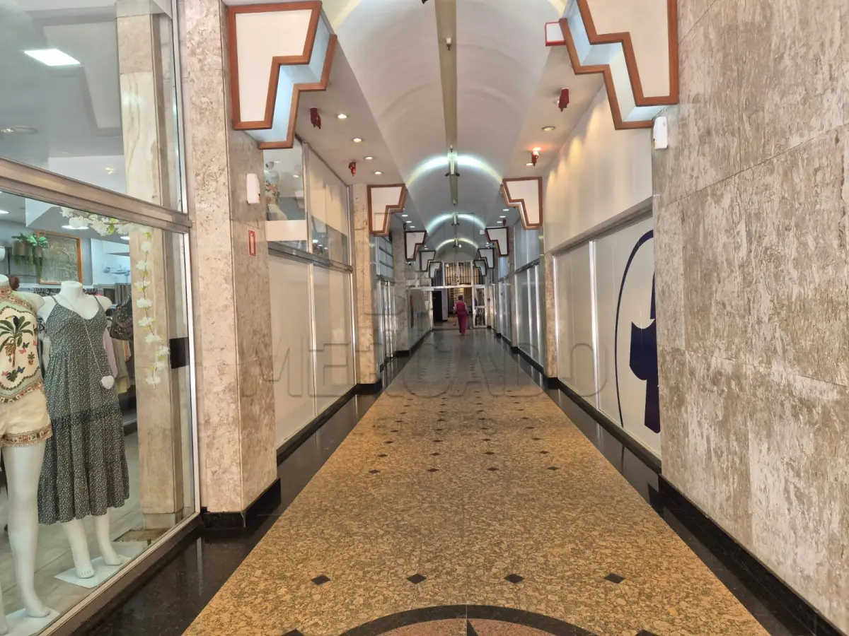 LOTE 003 - O conjunto nº 206 do Edifício Santa Cruz, bloco Andradas, à Rua dos Andradas nº 1234, localizado no 2º pavimento, com área privativa de 159,944m² e área total de 211,126m². Inscrito sob a matrícula nº 86.293 da 1ª Zona do CRI de Porto Alegre/RS.