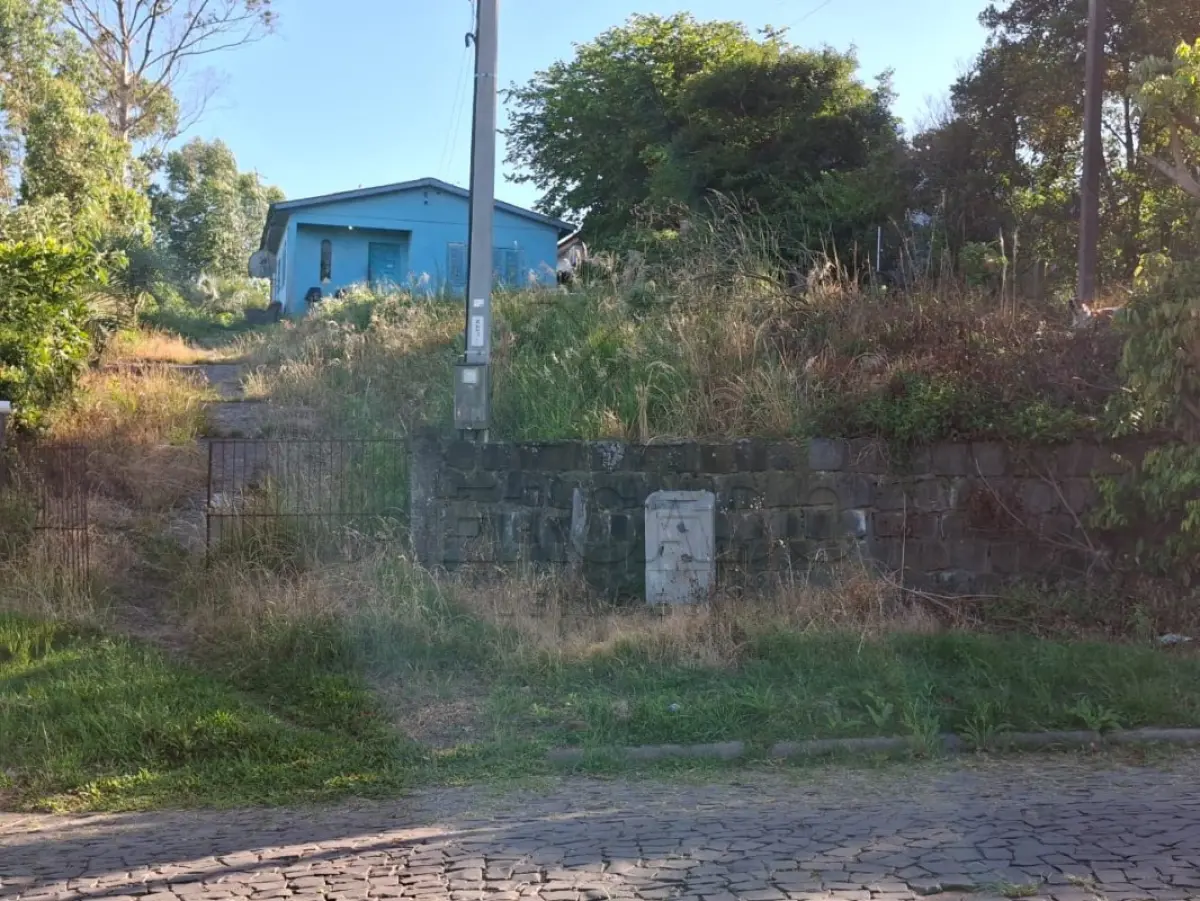LOTE 001 - IMÓVEL URBANO composto pelo terreno urbano, sem benfeitorias, cm área superficial de 807,00m², situado na cidade de São Pedro do Sul, na Rua Lindolfo Agne, lado dos números ímpares. Inscrito sob a matrícula nº 8.370 do CRI de São Pedro do Sul/RS. Conforme Av-2, foi edificada uma casa de alvenaria, com 70,00m² de área construída, coberta com telhas de fibrocimento, a qual recebeu o número 901 da Rua Lindolfo Agne.