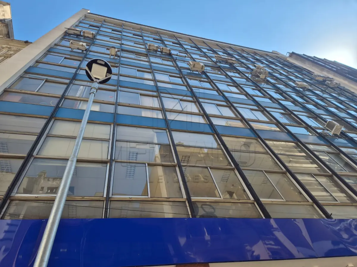 LOTE 002 - O conjunto nº 205 do Edifício Santa Cruz, bloco Andradas, à Rua dos Andradas nº 1234, localizado no 2º pavimento, com área privativa de 76,64m² e área total de 101,164m². Inscrito sob a matrícula nº 86.292 da 1ª Zona do CRI de Porto Alegre/RS