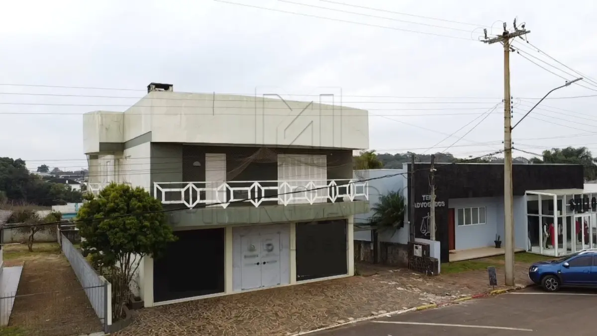 LOTE 001 - Imóvel composto por um prédio comercial e residencial com total de 369,87 m² (sendo 97m² de area comercial e 272,87 m² de área residencial). A área residencial conta com 3 quartos (sendo uma suíte) e mais um banheiro social, uma sala de estar, cozinha e lavanderia, uma sacada em toda extensão da frente e outra na parte de tras, e mais uma sacada na área da lavanderia. E seu respectivo terreno, medindo 514,50m² situado na Rua Padre Paulo Bortoline, nº 83, na cidade de Fortaleza dos Valos. Inscrito sob a matrícula nº 34.095 do CRI de Cruz Alta/RS.
