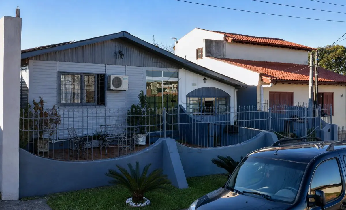 LOTE 002 - Uma casa medindo 88,22m² e seu respectivo terreno com área de 270m², medindo 11m de frente para a Rua dos Andradas, nº 1966. Inscrito sob a matrícula nº 861 do CRI de Rosário do Sul/RS
