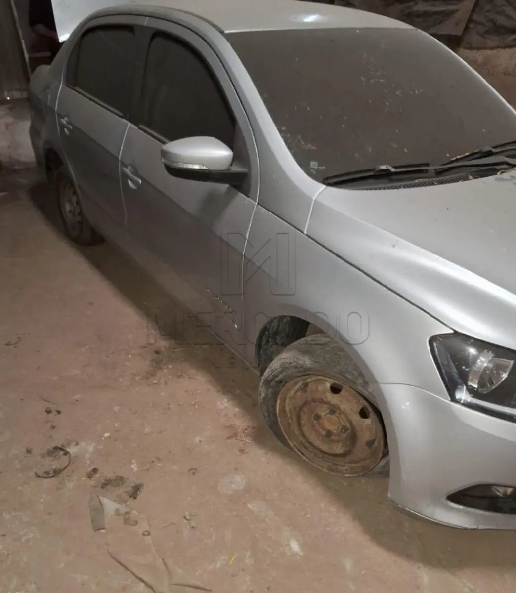 LOTE 001 - Um veículo VW/VOYAGE CL MB, ano/modelo 2015/2016, cor prata, placas IWR8D83