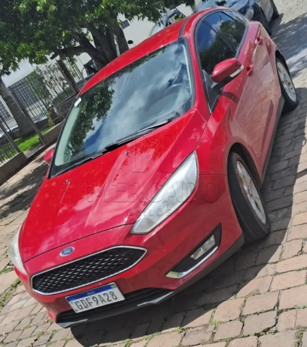 LOTE 001 - Um veículo FORD/FOCUS SE 1.6, ano/modelo 2016/2016, cor vermelha, placas GDF9A28