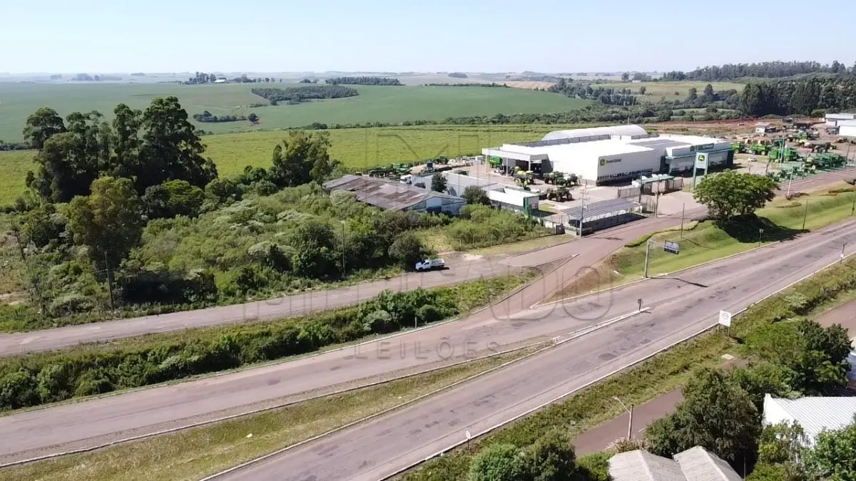 LOTE 001 - UM TERRENO, com formato irregular, situado na BR 158, perímetro urbano da cidade de Cruz Alta/RS, com área superficial de 9.555,956m². Conforme AV-10, foi edificado um prédio de alvenaria com área construída de 907,48m². Inscrito sob a matrícula nº 39.348 do CRI de Cruz Alta/RS.