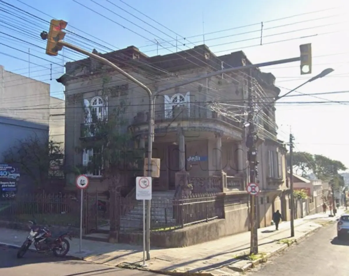 LOTE 004 - Um imóvel composto por um prédio de alvenaria, com área construída de 590,00m², e seu respectivo terreno, medindo 13,45m de frente, por 40m de frente a fundos, situado na Rua Rivadávia Correa, nº 956, na cidade de Santana do Livramento/RS. Inscrito sob a matrícula nº 3.545 do CRI de Santana do Livramento/RS
