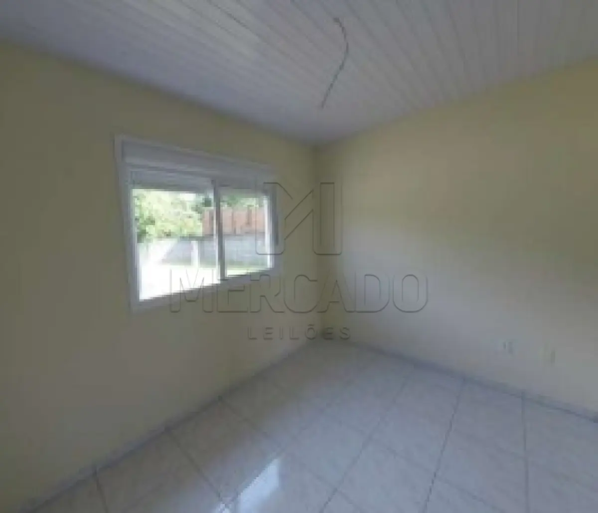 LOTE 001 - Casa nº 361-A, localizada na Rua Vitor Mateus Teixeira, Vila Três Marias, na cidade de Esteio/RS, com área construída de 43,48m², composta por dois dormitórios, copa/cozinha, banheiro e área de serviço. Construída sob o imóvel de matrícula nº 20.763 do CRI de Esteio/RS; não averbada