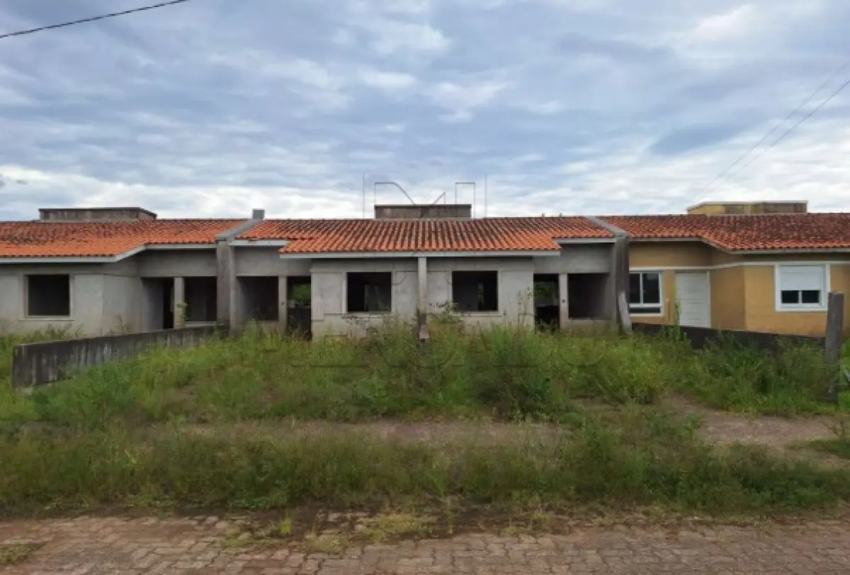 CASA Nº 451-A, EM CONSTRUÇÃO, COM PAREDES, CONTRAPISO E COBERTURA EXECUTADO...