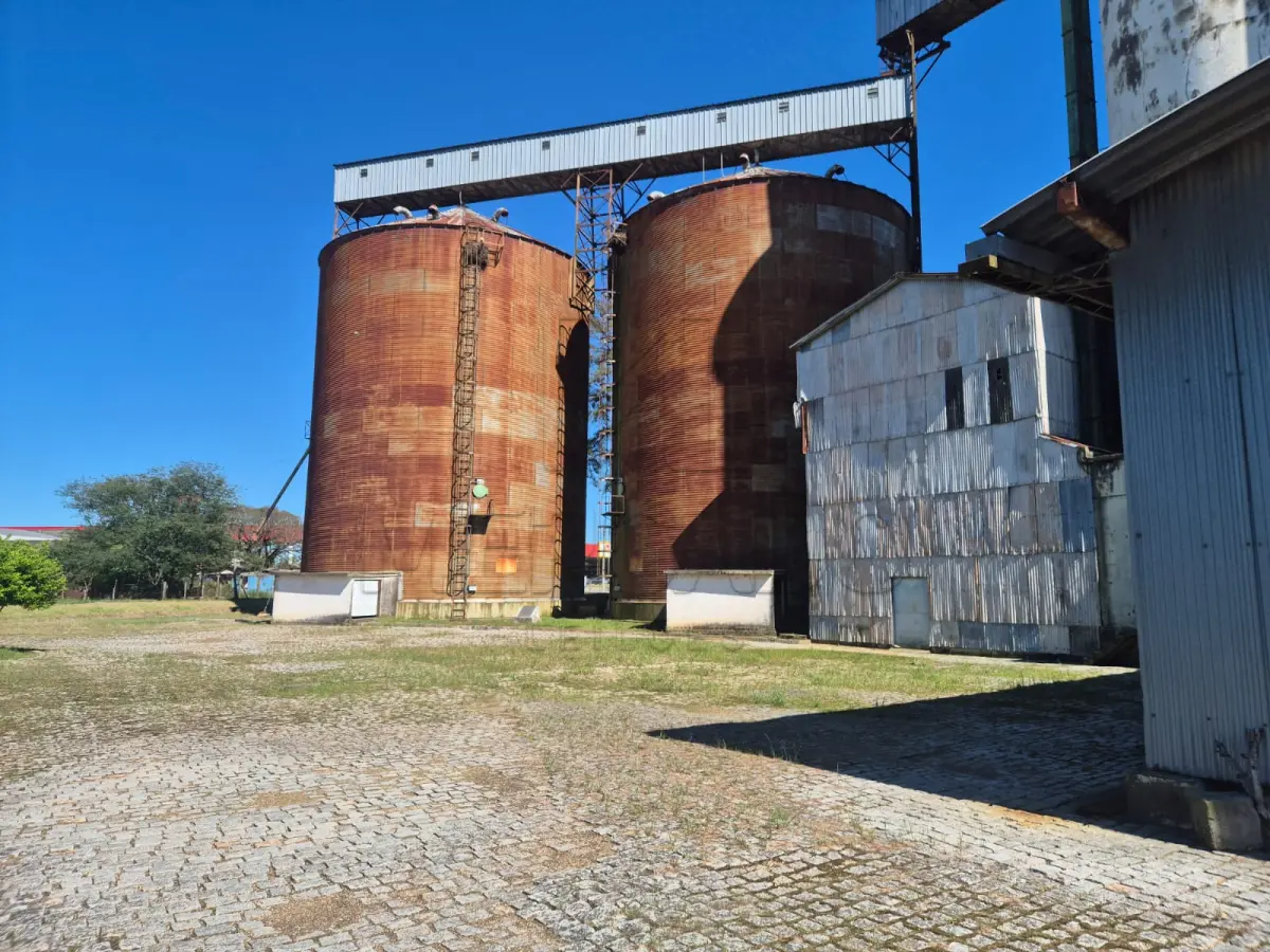 LOTE 001 - Imóvel rural denominado Unidade São Gabriel I, localizado no Município de São Gabriel/RS, com área total de 19.365,52 m², composto pelo conjunto das matrículas nº 879, 880, 881, 882, 883, 1.168, 1.375, 1.752, 1.829, 3.188, 3.189, 3.568, 3.992 e 10.851, todas do CRI de São Gabriel, RS. A descrição completa do imóvel, incluindo suas benfeitorias e demais características, consta do laudo de avaliação (disponível na aba "documentos)