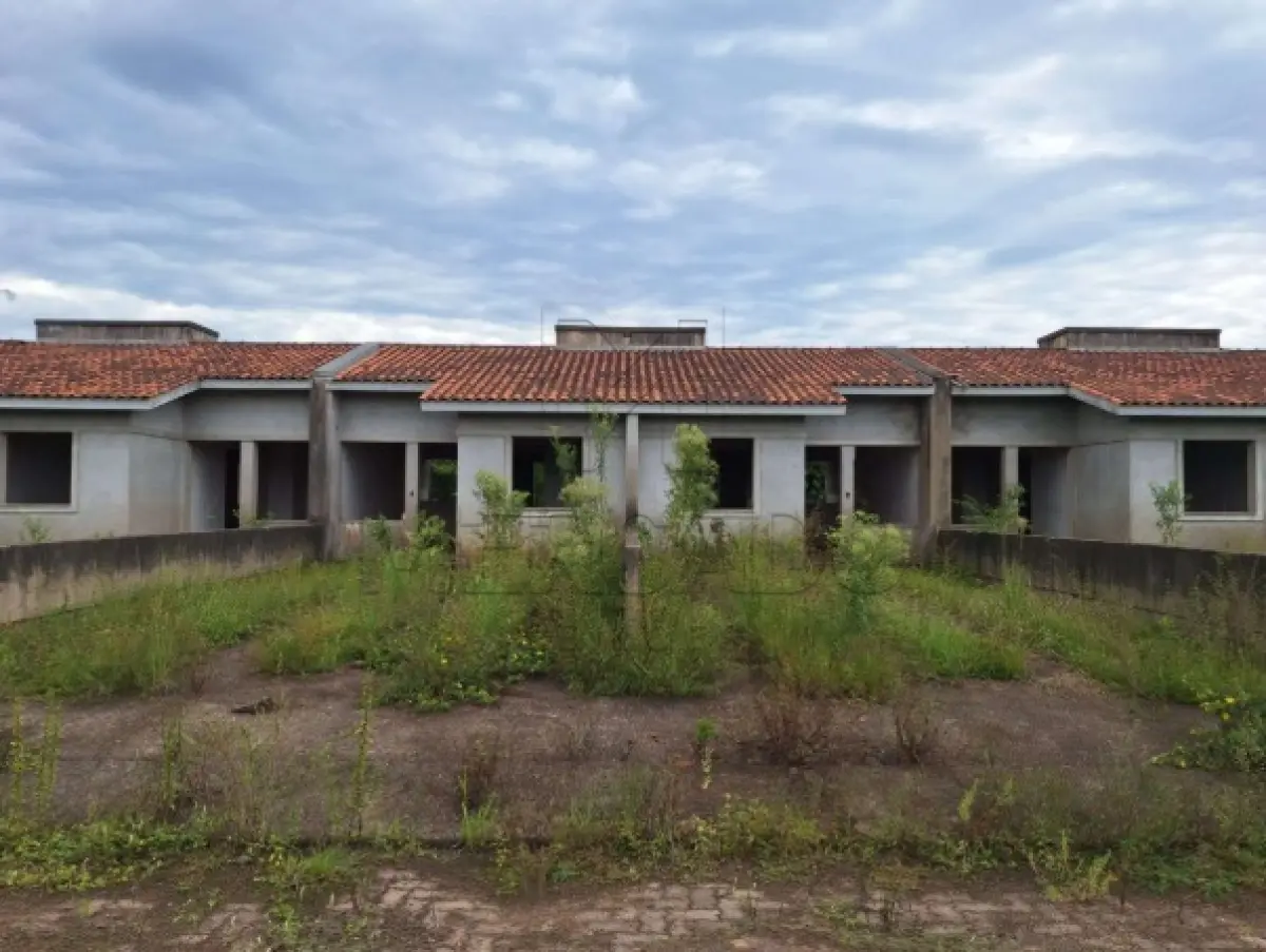 CASA Nº 511-A, EM CONSTRUÇÃO, COM PAREDES, CONTRAPISO E COBERTURA EXECUTADO...