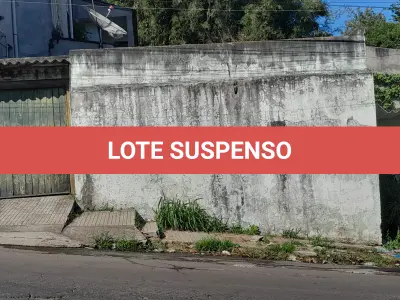 LOTE 009 - Um terreno, situado na Rua João Manoel, medindo 7,00m de frente para a referida rua, pelo lado esquerdo medindo 12,00m, seguido de uma saliência de 2,00m, continuando em direção ao fundo com uma linha inclinada de 27,70m, fazendo uma nova inclinação de de mais de 7,00m, finalizando com outra linha reta de 9,50m, lindando com os lotes 13, 38, 10, 08, 07, 46 e 05, pelo lado direito mede 46,50, seguido de uma saliência de 15,00m, seguindo de uma linha reta em direção ao fundo de 2,00m, lindando com os lotes 34 e 35, na face dos fundos mede 30,00m e linda com os lotes 06, 09 e 14, perfazendo a área total de 654,36m². Inscrito sob a matrícula nº 34.914 do CRI de Santana do Livramento.