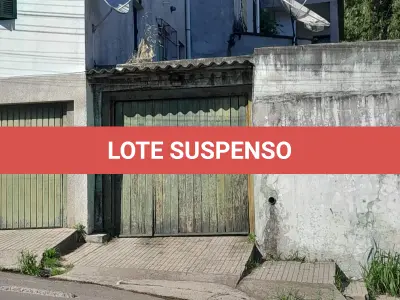 LOTE 009 - Um terreno, situado na Rua João Manoel, medindo 7,00m de frente para a referida rua, pelo lado esquerdo medindo 12,00m, seguido de uma saliência de 2,00m, continuando em direção ao fundo com uma linha inclinada de 27,70m, fazendo uma nova inclinação de de mais de 7,00m, finalizando com outra linha reta de 9,50m, lindando com os lotes 13, 38, 10, 08, 07, 46 e 05, pelo lado direito mede 46,50, seguido de uma saliência de 15,00m, seguindo de uma linha reta em direção ao fundo de 2,00m, lindando com os lotes 34 e 35, na face dos fundos mede 30,00m e linda com os lotes 06, 09 e 14, perfazendo a área total de 654,36m². Inscrito sob a matrícula nº 34.914 do CRI de Santana do Livramento.
