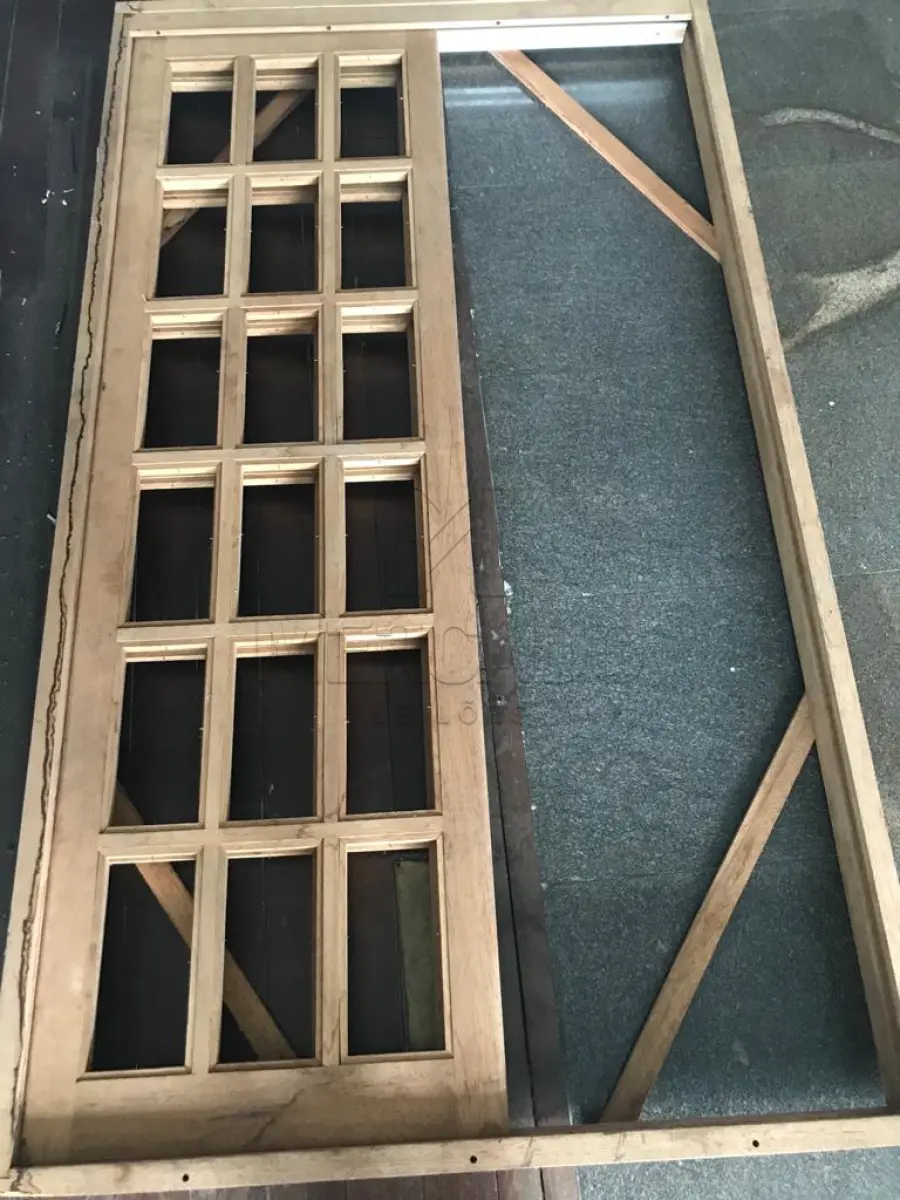 LOTE 001 - 10 (dez) janelas, 4 folhas, com grade quadriculada de 1,20x1,20cm, marca Gerotto, linha prata; 03 (três) pias de cozinha, de inox, marca Franke com 1,20cm; 01 (uma) porta janela de correr, de madeira quadriculada, sem marca aparente, com 2,10x 1,20 cm.