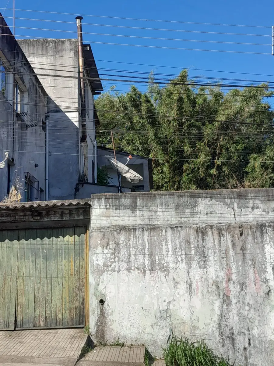 LOTE 009 - Um terreno, situado na Rua João Manoel, medindo 7,00m de frente para a referida rua, pelo lado esquerdo medindo 12,00m, seguido de uma saliência de 2,00m, continuando em direção ao fundo com uma linha inclinada de 27,70m, fazendo uma nova inclinação de de mais de 7,00m, finalizando com outra linha reta de 9,50m, lindando com os lotes 13, 38, 10, 08, 07, 46 e 05, pelo lado direito mede 46,50, seguido de uma saliência de 15,00m, seguindo de uma linha reta em direção ao fundo de 2,00m, lindando com os lotes 34 e 35, na face dos fundos mede 30,00m e linda com os lotes 06, 09 e 14, perfazendo a área total de 654,36m². Inscrito sob a matrícula nº 34.914 do CRI de Santana do Livramento.