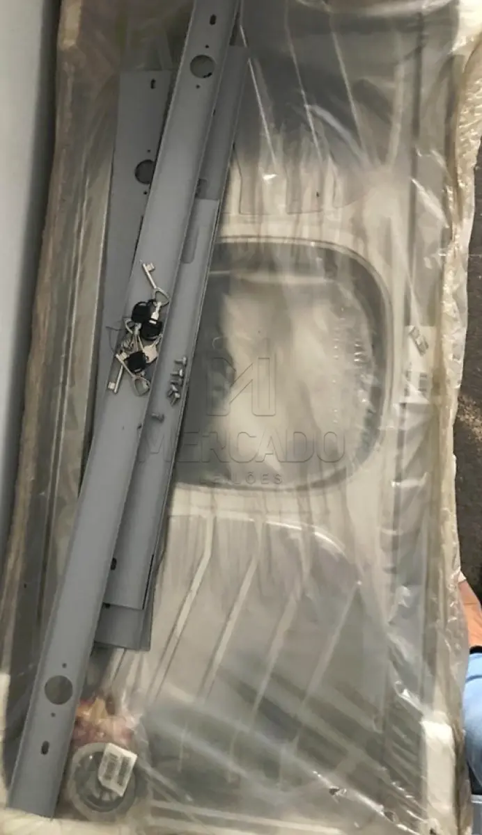 LOTE 001 - 10 (dez) janelas, 4 folhas, com grade quadriculada de 1,20x1,20cm, marca Gerotto, linha prata; 03 (três) pias de cozinha, de inox, marca Franke com 1,20cm; 01 (uma) porta janela de correr, de madeira quadriculada, sem marca aparente, com 2,10x 1,20 cm.