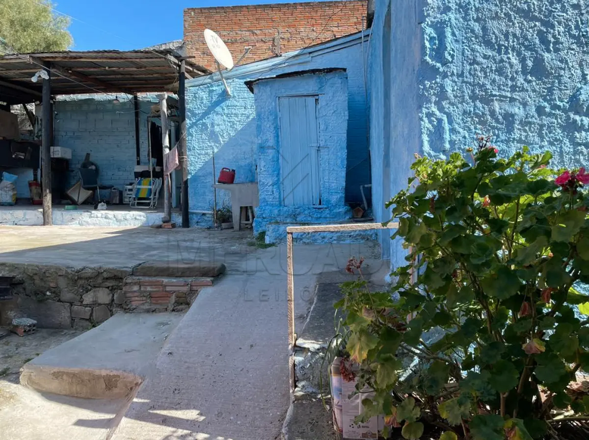 LOTE 001 - IMÓVEL URBANO composto de um terreno, situado na Rua Vasco Alves, nº 1531, medindo 396m² e um prédio de alvenaria. Conforme laudo de avaliação, constam no terreno mais três construções não averbadas na matrícula, sendo duas casas e um centro religioso.