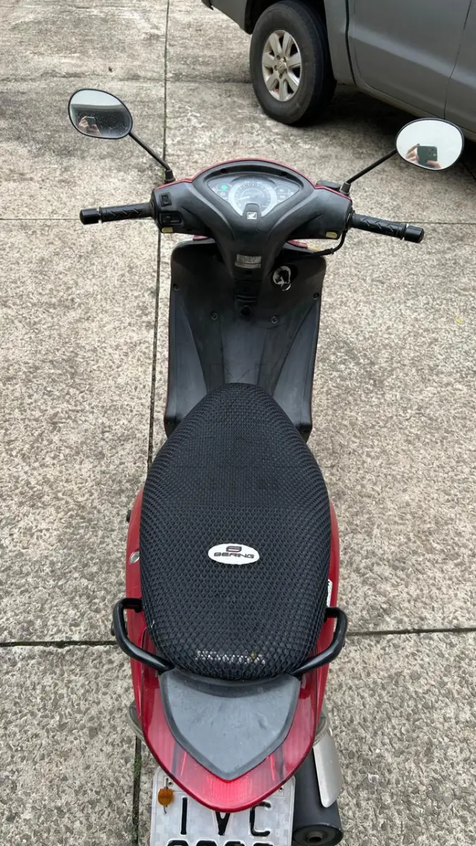 LOTE 002 - UMA MOTOCICLETA HONDA BIZ 125 EX, cor vermelha, ano/modelo 2013/2013, placas IVC8623