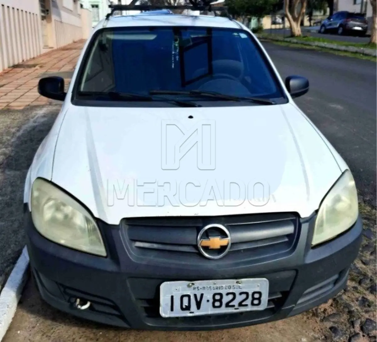 LOTE 002 - UM VEÍCULO GM/CELTA LIFE, duas portas, cor branca, ano/modelo 2010/2011, placas IQV8228