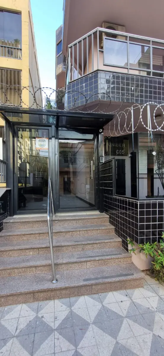 LOTE 001 - IMÓVEL URBANO Apartamento duplex nº 401 do Residencial Uniber, localizado na Rua Dr. Bozano nº 605, inscrito sob a matrícula nº 66.774 do CRI de Santa Maria/RS