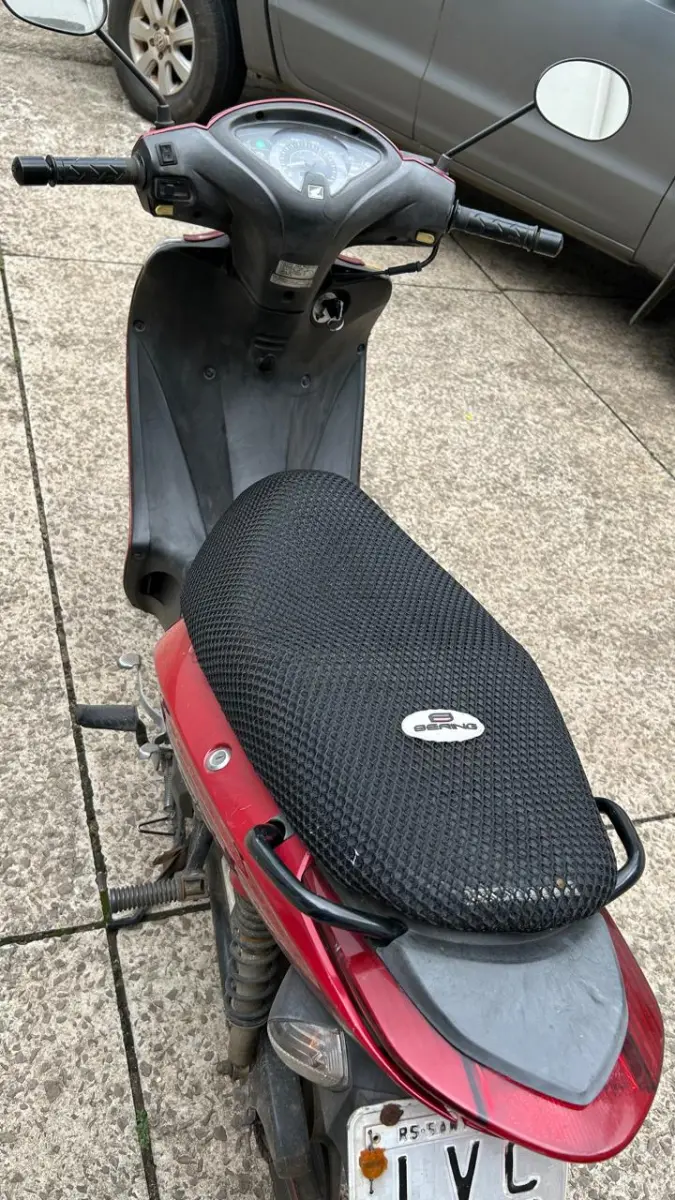 LOTE 002 - UMA MOTOCICLETA HONDA BIZ 125 EX, cor vermelha, ano/modelo 2013/2013, placas IVC8623
