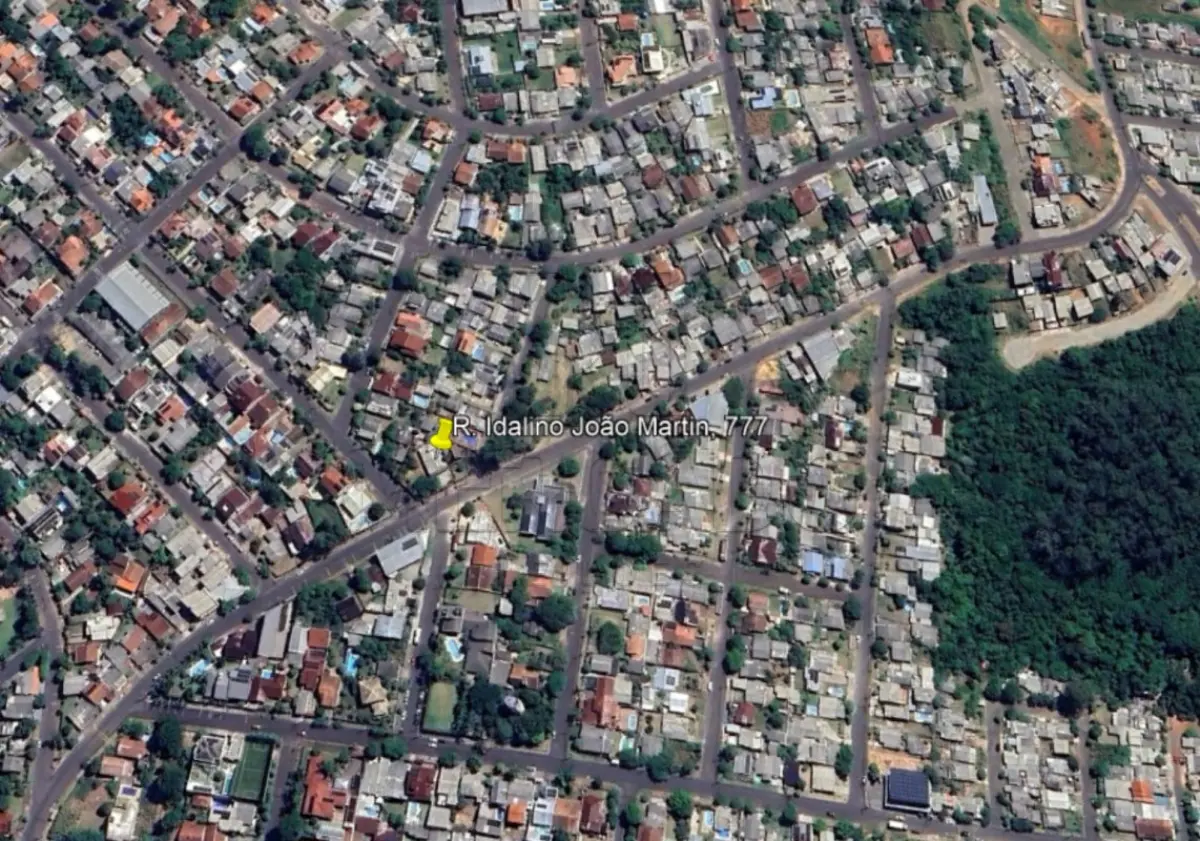 LOTE 002 - Um terreno urbano, situado na zona urbana, na Vila Santa Lúcia, cidade de Campo Bom/RS, com área superficial de 870,00m², medindo 29,8m de frente, 28,6m de fundos e 33m de frente a fundos. Conforme Av-10, foi edificado um prédio de alvenaria medindo 58,17m², e Av-13, outro prédio de alvenaria medindo 150,50, tendo recebido o nº 777 da Rua Idalino João Martín. Inscrito sob a matrícula nº 7.518 do CRI de Campo Bom/RS.