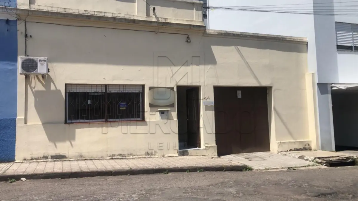 LOTE 006 - IMÓVEL URBANO composto por um terreno, medindo 10,9m de frente, com 22m de frente a fundos por ambos os lados e 10,9m de fundos, totalizando a área de 239,80m². Encontra-se no terreno um prédio de alvenaria com área total construída de 233,87m², sendo 142,89m² de residência propriamente dita (térreo) e 90,98m² de área de subsolo, designada pelo nº 1544 da Rua General Câmara, cidade de Santana do Livramento/RS. Inscrita sob a matrícula nº 30.505 do CRI de Santana do Livramento/RS.
