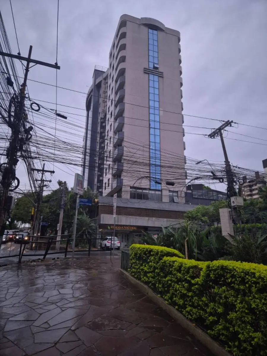 LOTE 001 - IMÓVEL URBANO composto pelo apartamento nº 510, localizado no quinto pavimento do Edifício Manhattan Flat Service do hotel residencial, situado na Rua Miguel Tostes, nº 30, com área privativa de 37,61m². Inscrito sob a matrícula nº 145.364 do CRI de Porto Alegre.