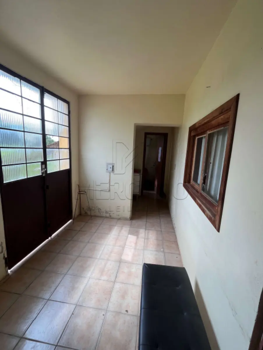 LOTE 001 - Unidade autônoma de uso privativo do Condomínio Comercial, localizado na Rua Pedro Azelin, nº 609, bairro Centro, cidade de Fontoura Xavier, Sala 101 – de uso exclusivo para fins comerciais, localizado no pavimento térreo, ocupando toda área do pavimento, com acesso diretamente a partir do Sul, composto por Sala para administrativo, uma sala da presidência, uma sala de arquivo, uma sala de reuniões, área de circulação, DML, uma copa e um banheiro, com área privativa de 102,29m². Inscrito sob a matrícula nº  32.539 do CRI de Soledade