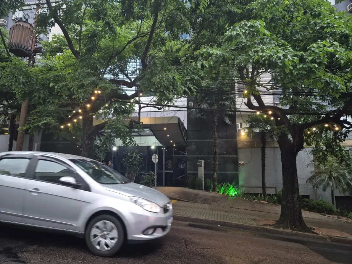 LOTE 001 - IMÓVEL URBANO composto pelo apartamento nº 510, localizado no quinto pavimento do Edifício Manhattan Flat Service do hotel residencial, situado na Rua Miguel Tostes, nº 30, com área privativa de 37,61m². Inscrito sob a matrícula nº 145.364 do CRI de Porto Alegre.