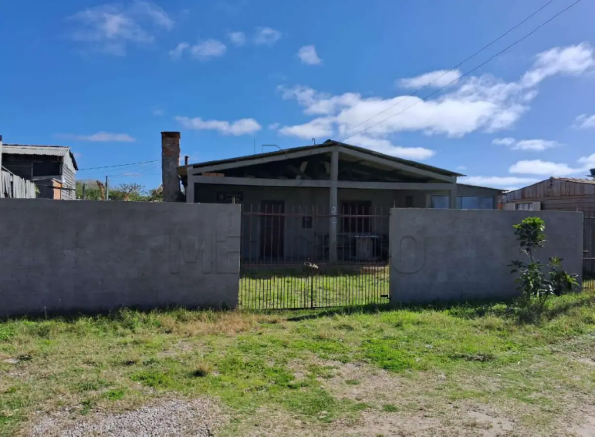 LOTE 001 - Um terreno com benfeitorias (uma casa de alvenaria), situaso na Rua 4090,  nº 215, em Balneário do Hermenegildo, cidade de Santa Vitória do Palmar/RS. Inscrito sob a matrícula nº 19.565 do CRI de Santa Vitória do Palmar/RS