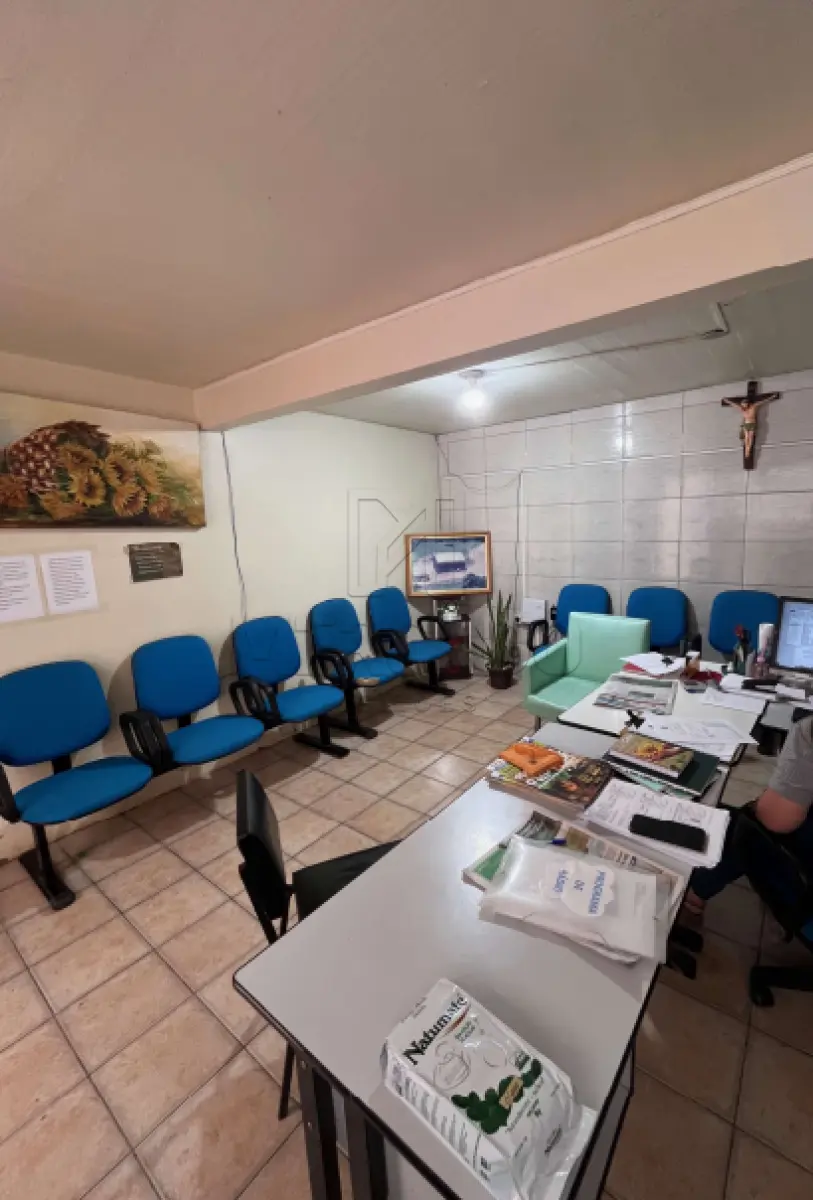 LOTE 001 - Unidade autônoma de uso privativo do Condomínio Comercial, localizado na Rua Pedro Azelin, nº 609, bairro Centro, cidade de Fontoura Xavier, Sala 101 – de uso exclusivo para fins comerciais, localizado no pavimento térreo, ocupando toda área do pavimento, com acesso diretamente a partir do Sul, composto por Sala para administrativo, uma sala da presidência, uma sala de arquivo, uma sala de reuniões, área de circulação, DML, uma copa e um banheiro, com área privativa de 102,29m². Inscrito sob a matrícula nº  32.539 do CRI de Soledade