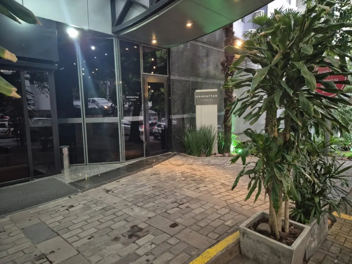 LOTE 001 - IMÓVEL URBANO composto pelo apartamento nº 510, localizado no quinto pavimento do Edifício Manhattan Flat Service do hotel residencial, situado na Rua Miguel Tostes, nº 30, com área privativa de 37,61m². Inscrito sob a matrícula nº 145.364 do CRI de Porto Alegre.