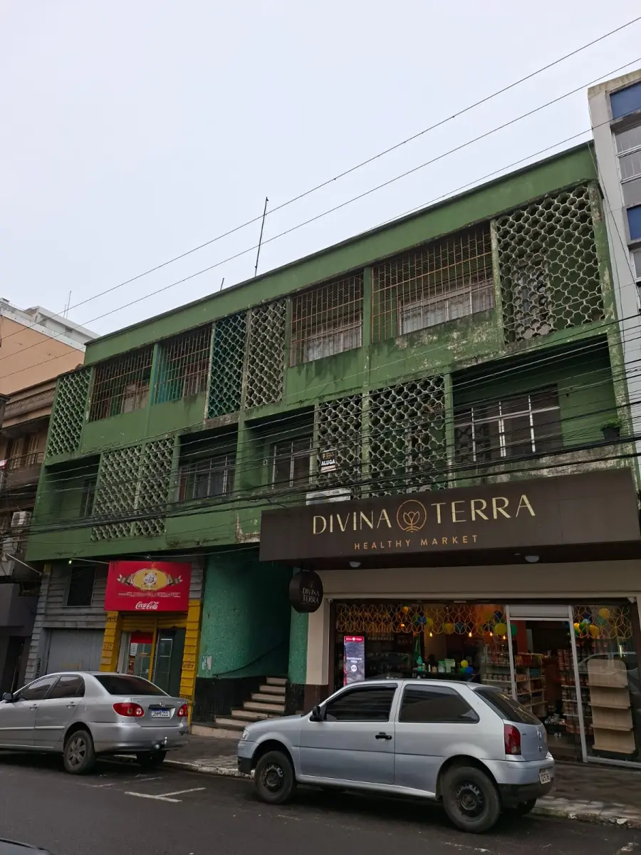 LOTE 001 - Apartamento nº 21, localizado na rua Dr. Bozano, nº 1058, cidade de Santa Maria/RS, com a área privativa de 149,30m2, com as seguintes dependências: três dormitórios, três salas, uma cozinha, um banheiro social, uma despensa, um depósito, WC de empregada e uma pequeno terraço. Inscrito sob a matrícula nº 4.210 do CRI de Santa Maria