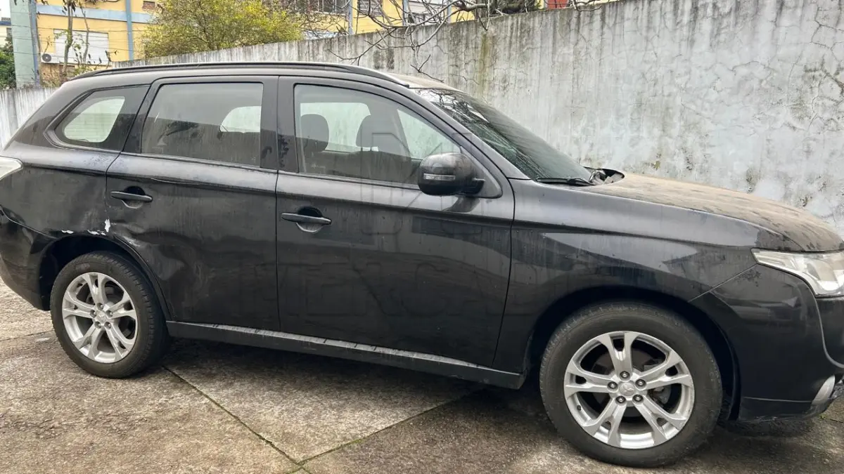 LOTE 002 - UM VEÍCULO I/MMC OUTLANDER 2.0, cor preta, ano/modelo 2014/2014, placas IVR8448, com amassado na lateral e na porta traseira e direita, riscado na tampa traseira, amassado na parte frontal do lado direito, próximo ao farolete, sinaleira traseira lado esquerdo trincado, e para choque traseiro do lado esquerdo esfolado, pneus gastos, estofamento em bom estado.